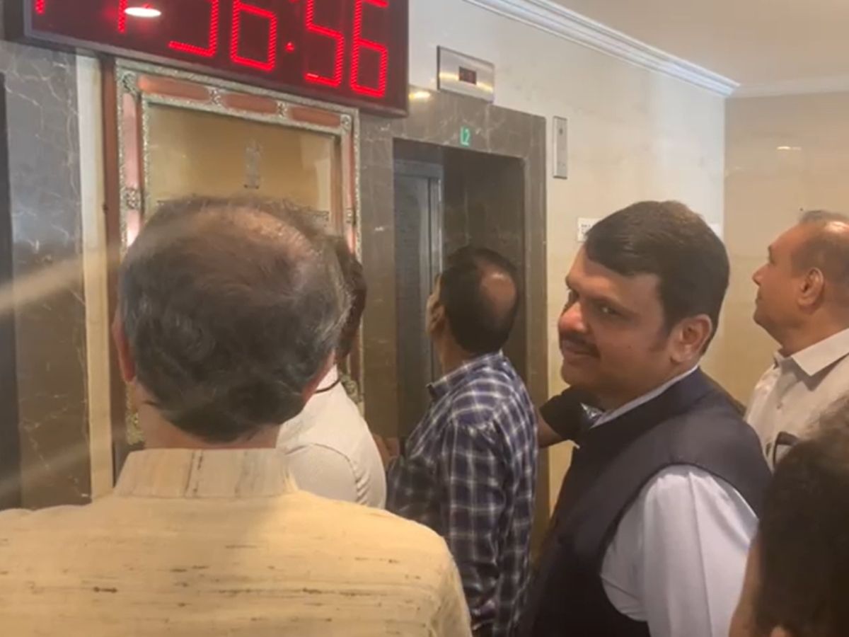 उद्धव ठाकरे आणि देवेंद्र फडणवीसांचा एकाच लिफ्टने प्रवास
