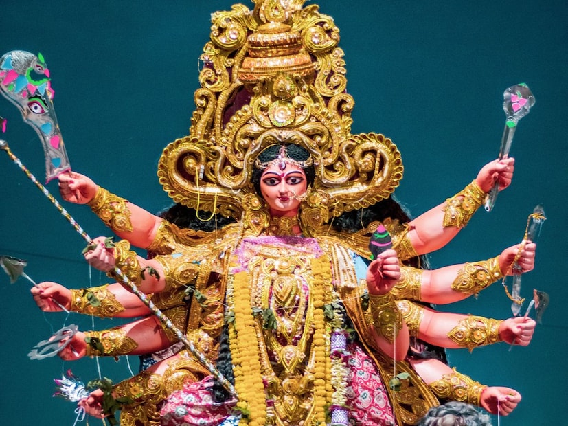 अकराव्या अध्यायाच्या पठणामुळे व्यापारात लाभ आणि सुख-शांती प्राप्त होते.