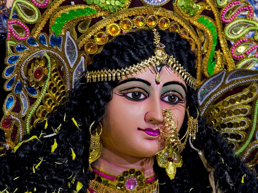 पाचव्या अध्यायाचे पठण केल्याने देवीची अपार करुणा प्राप्त होते. आई भक्तांचे प्रश्न सोडवते.