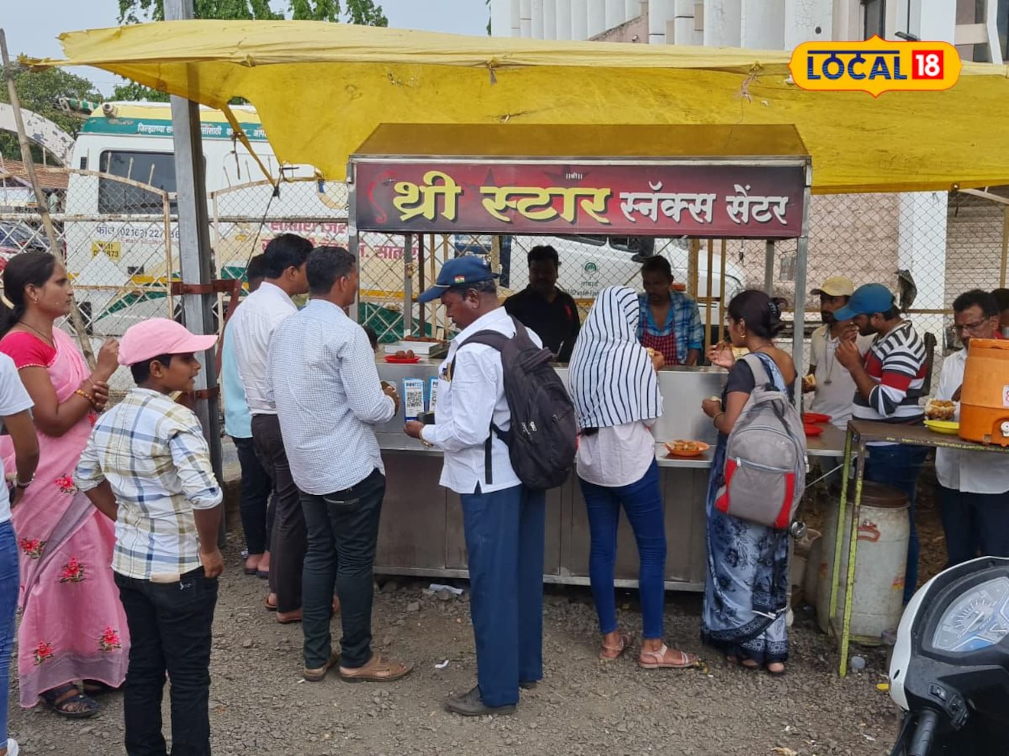 जमाना महागाईचा पण इथं नव्हं, गडी विकतोय चक्क 15 रुपयांना 2 वडापाव, दिवसाला करतोय बक्कळ कमाई