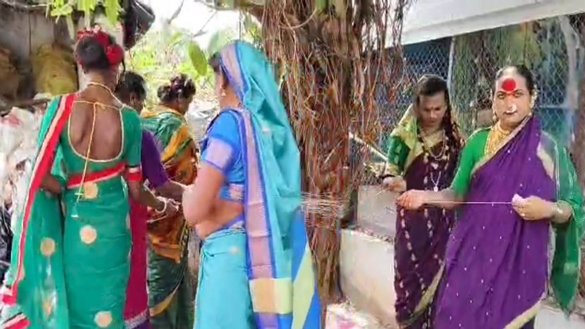 Vat Purnima : 'सातजन्मी तुझीच..', नववारी साडी, साज श्रृंगार करून तृतीयपंथीयांनी केली वडाची पूजा PHOTOS