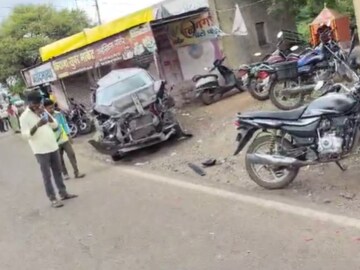 Pune accident : महामार्गावर रक्ताचा सडा; मृतदेह विखुरले, ट्रकनं अनेकांना चिरडलं Pune accident : महामार्गावर रक्ताचा सडा; मृतदेह विखुरले, ट्रकनं अनेकांना चिरडलं