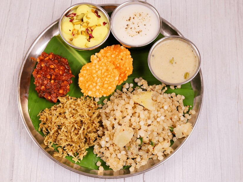  <strong>आषाढी एकादशीचे व्रत कधी सोडावे?</strong><br /><strong>भाविक <a href="http://news18marathi.com/photogallery/lifestyle/ashadhi-ekadashi-2024-wishes-in-marathi-quotes-messages-images-status-caption-shubhechha-for-facebook-and-instagram-mhpp-1214736.html">एकादशीच्या</a> दिवशी संपूर्ण दिवस आणि ती रात्र व्रत करतात. व्रत करणार्‍यांनी एकादशीच्या दुसऱ्या दिवशी सूर्योदयानंतर उपवास सोडावा. द्वादशी तिथीच्या आत व्रताचे पारणं केले पाहिजे.</strong>