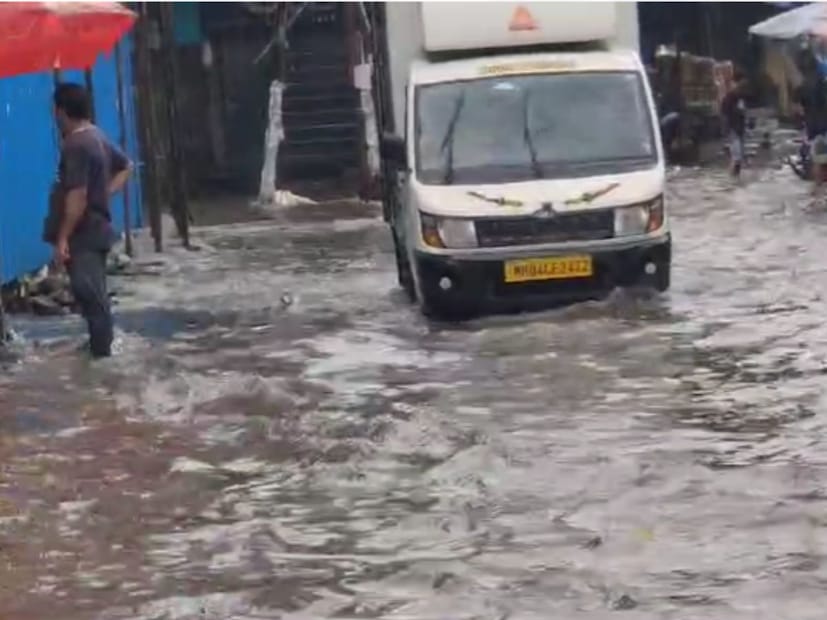 भिवंडी शहरातील तीन बत्ती, भाजी मार्केट, बाजारपेठ, कल्याण नाका, पटेल नगर, कमला हॉटेल परिसरात मोठ्या प्रमाणात पाणी साचलं असून, जनजीवन विस्कळीत झालं आहे. 