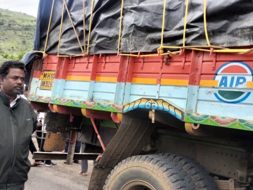 हा अपघात कल्याण- अहमदनगर मार्गावरील गुळुंचवाडी परिसरात झाला आहे. या अपघातामध्ये पाच जणांनी आपला जीव गमावला आहे. 