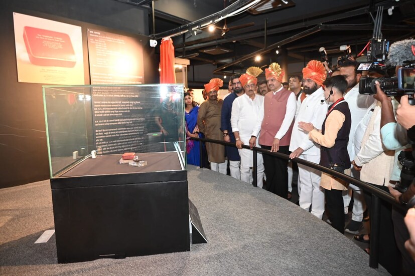  वाघनखं लंडनच्या म्युझियममधून आज <a href="https://news18marathi.com/maharashtra/">महाराष्ट्राच्या</a> भूमीवर सर्वांना पाहण्यासाठी खुली करण्यात आली आहेत. लंडनच्या विक्टोरिया अँड अल्बर्ट संग्रहालयातून ‘वाघनखं’ तीन वर्षांसाठी भारतात असणार आहेत.