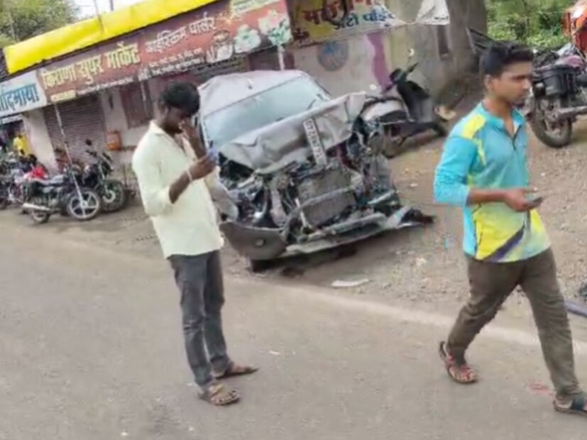 भरधाव ट्रकवरील चालकाचं नियंत्रण सुटल्यानं हा अपघात झाला आहे, या ट्रकनं तीन दुचाकीस्वारांना चिरडलं, तर अंत्यविधीवरून येणाऱ्या अनेक व्यक्तींना देखील चिरडल्याची घटना घडली आहे. 