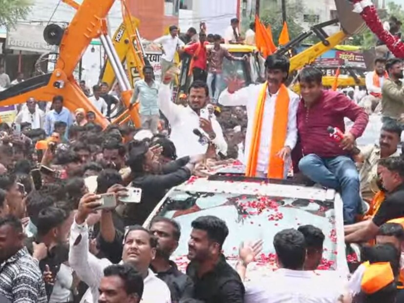 दरम्यान या दौऱ्यापूर्वी शुक्रवारी रात्री उशिरा भाजप नेते अशोक चव्हाण यांनी मनोज जरांगे पाटील यांची भेट घेतली आहे. या भेटीनंतर मनोज जरांगे पाटील यांची पहिली प्रतिक्रिया समोर आली. 