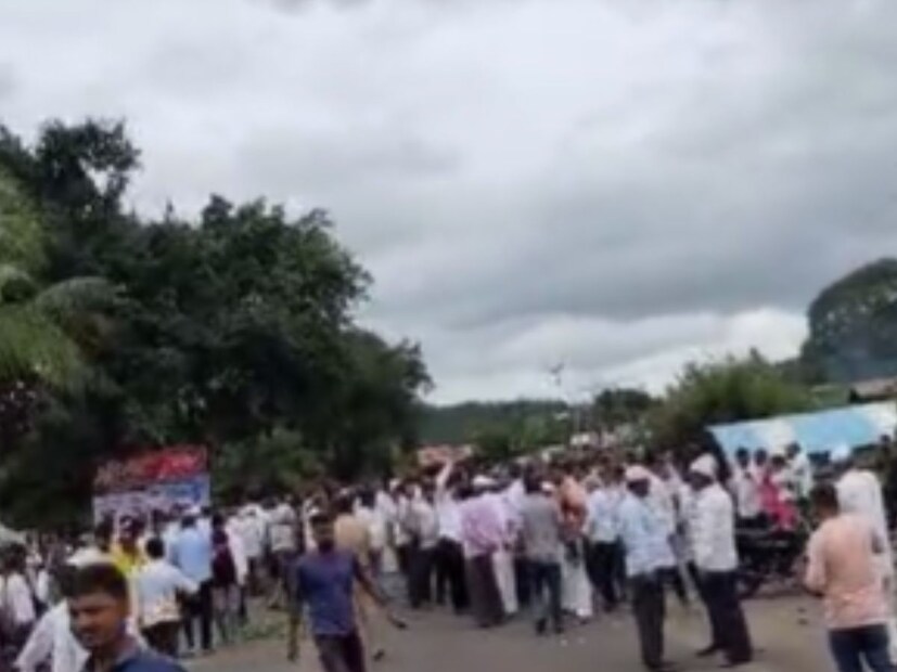 या अपघातानंतर नागरीक चांगलेच आक्रमक झाले आहेत. संतप्त नागरिकांकडून रास्तारोको करण्यात आला आहे. 