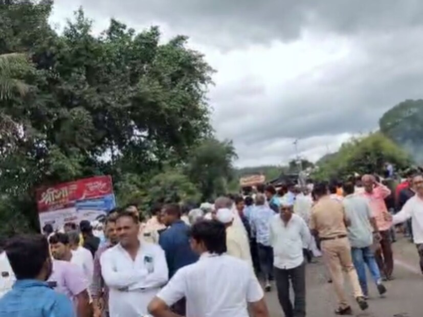 नागरिकांनी घटनास्थळी रास्तारोको केल्यामुळे इथे काही काळ गोंधळाचं वातावरण निर्माण झाल्याचं पाहायला मिळालं. 
