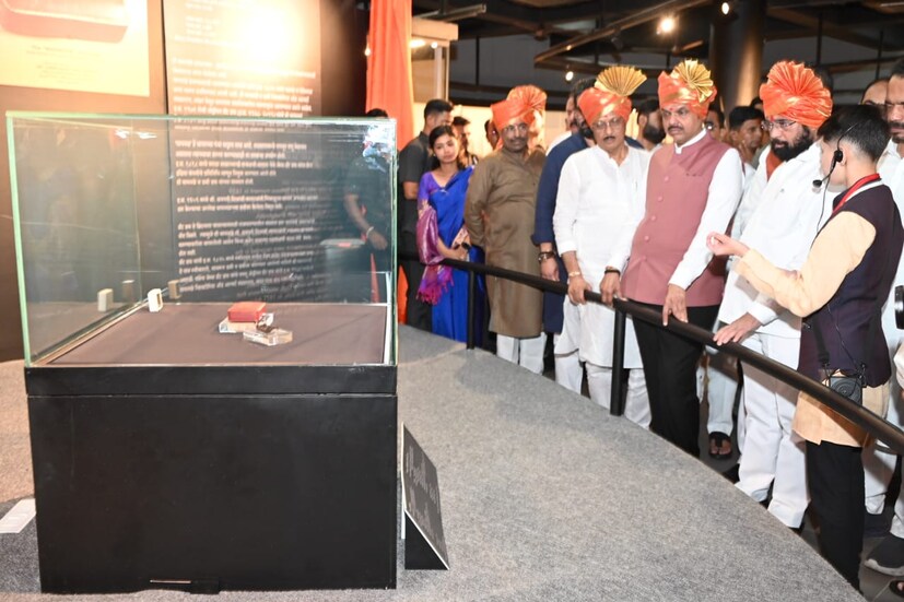 लंडनच्या व्हिक्टोरिया अँड अल्बर्ट म्युझियममधून शिवरायांची ही वाघनखं महाराष्ट्रात आणली आहेत. तीन वर्षांसाठी ही वाघनखं आणली असून त्यांच्या सुरक्षेसाठी कडेकोट बंदोबस्त तैनात करण्यात आला आहे. 