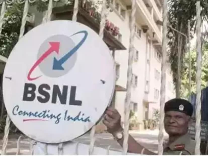 This cheap and powerful plan of Jio not only gives validity but also gives many other benefits. In this, free calling facility is available on any network across the country. Apart from this, free SMS facility is also being provided. Free subscription of Jio TV is also available in this plan. In which you can watch many live TV channels. Apart from this, 50GB of AI cloud storage is also being given in this plan, in which you can save your files and photos online. This cheap and powerful plan of Jio not only gives validity but also gives many other benefits. In this, free calling facility is available on any network across the country. Apart from this, free SMS facility is also being provided. Free subscription of Jio TV is also available in this plan. In which you can watch many live TV channels. Apart from this, 50GB of AI cloud storage is also being given in this plan, in which you can save your files and photos online.