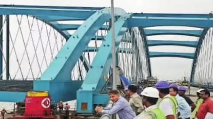 मरिन ड्राइव्ह ते हाजी अलीपर्यंतची मार्गिका खुली करण्यात आलीये. मरिन ड्राइव्ह ते हाजी अलीपर्यंतची मार्गिका खुली करण्यात आलीये.