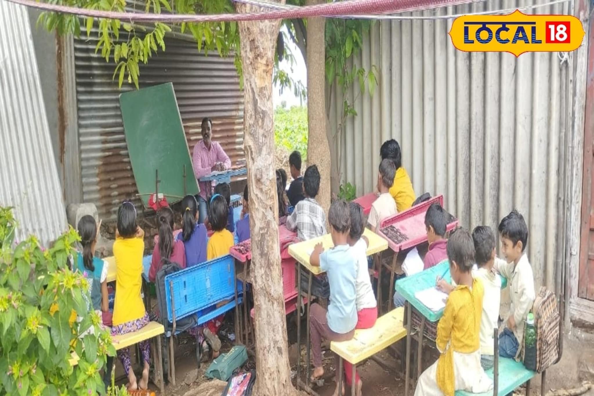 धक्कादायक, रोज झाडाखाली अन् पाऊस आल्यावर गोठ्यात भरते शाळा, 10 वर्षांपासून...