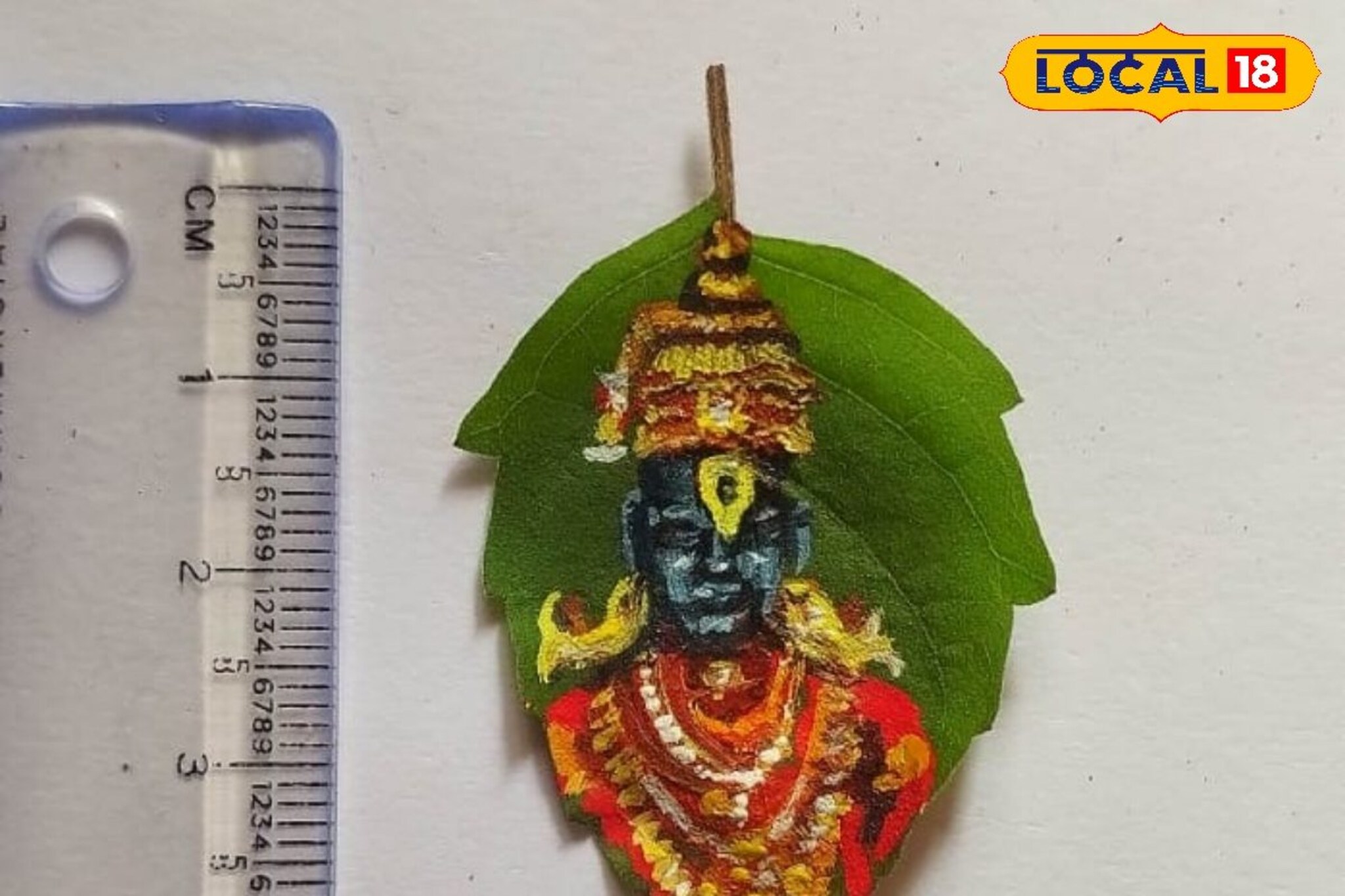 तुळशीच्या पानावर अन् फळ्यावर खडूच्या साहाय्याने विठ्ठलाची प्रतिमा, कोल्हापूर...