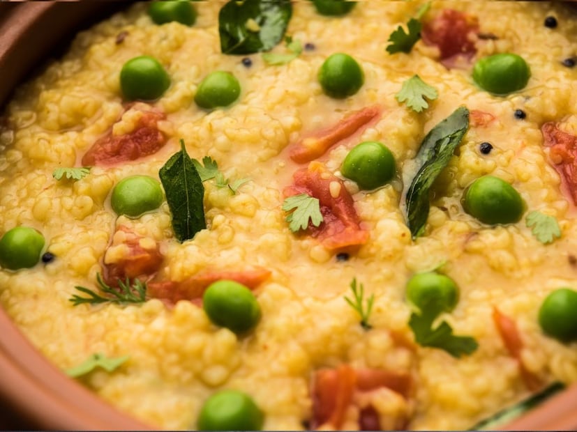 भूक लागली आहे, बाहेरचं काही खायचं नाही पण झटपट काही तरी बनवून खायचं असेल तर मग ती आहे खिचडी. भारतात सर्व ठिकाणी लोक खिचडी खातात. भूक लागली आहे, बाहेरचं काही खायचं नाही पण झटपट काही तरी बनवून खायचं असेल तर मग ती आहे खिचडी. भारतात सर्व ठिकाणी लोक खिचडी खातात.