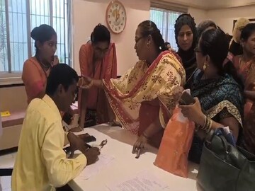 मुख्यमंत्री लाडकी बहीण योजनेचा अर्ज भरण्यासाठी तुफान गर्दी  मुख्यमंत्री लाडकी बहीण योजनेचा अर्ज भरण्यासाठी तुफान गर्दी