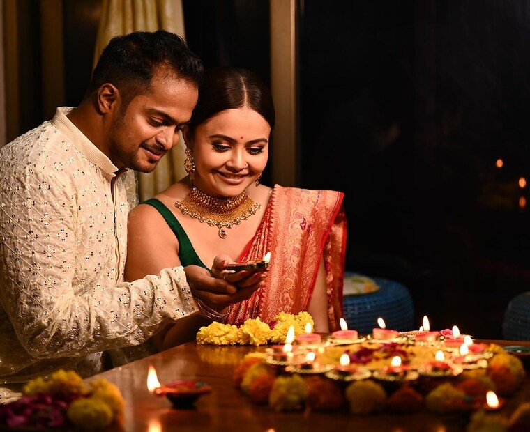 पण देवोलिनाने अद्याप स्वतः चाहत्यांना ही गुडन्यूज दिली नाही यामागे काही वैयक्तिक कारणं आहेत' अशी माहिती सूत्रांनी दिली आहे.  