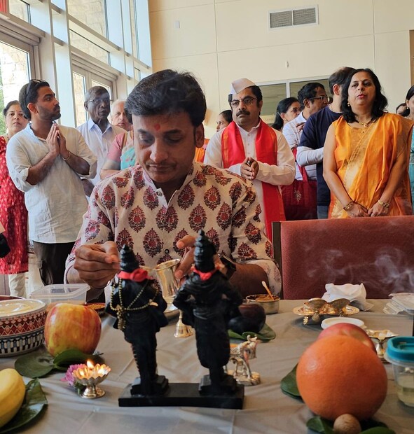 &quot;अमेरिकेत प्रयोग करायला आलो Austin मध्ये … आणि तिथल्या मंडळाने प्रयोग सुरु करायच्या आधी विचारलं कि, “आम्ही दर वर्षी पांडूरंगाची पूजा करतो , दिंडी आयोजीत करतो… तर तुम्ही पुजेचा मान घ्याल का ….?” मला असं वाटलं कि, विठ्ठलानेच साद घातली&quot;. 
