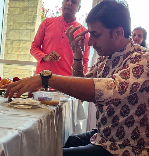 संकर्षणनं फोटो पोस्ट केले आहेत. ज्यात तो विठ्ठल- रुक्मिणीची पूजा करत आहे. त्याने हे फोटो शेअर करत लिहिलंय, &quot;ह्या वर्षीच्या आषाढी एकादशीला भारतात नाहीये. सारखं मनांत वाटत होतं कि “दर्शन कुठे घ्यावं… ??? ऊपवास कसा करावा ??? …”