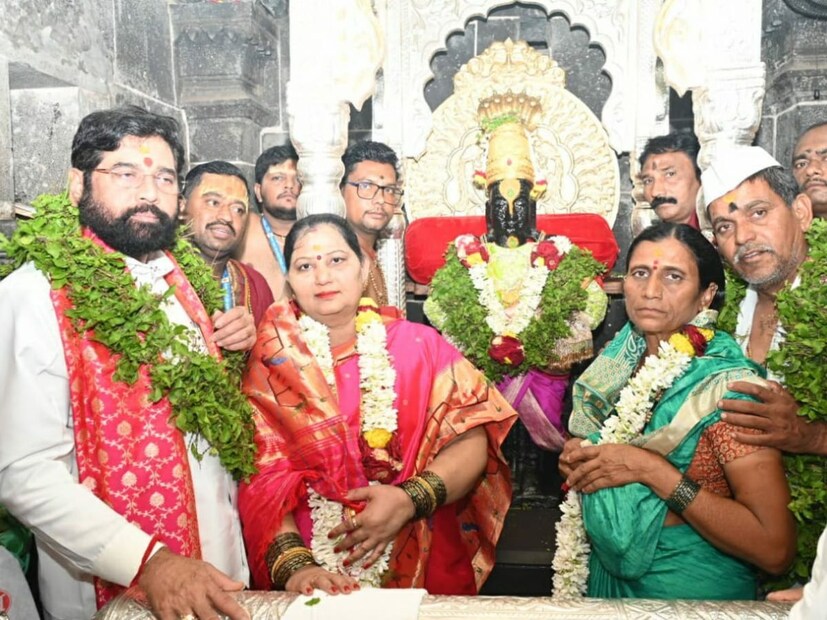 मुख्यमंत्री एकनाथ शिंदे यांच्या हस्ते झालेल्या महापूजेनंतर पांडुरंगाचं गोजिरं-सावळं रुप समोर आलंय... न्यूज18 लोकमतच्या माध्यमातून थेट गाभाऱ्यातून तुम्हाला विठ्ठलाचं दर्शन घेता येणारेय.. गुलाबी आणि हिरव्या रंगातील वस्त्र, गळ्यात फुलांची माळ, भाळी गोपीचंदन टिळा... असं हे विठुरायाचं हे मनमोहक रुप इतकंच पाहण्याची आस आज सगळ्यांच्या मनी आहे...