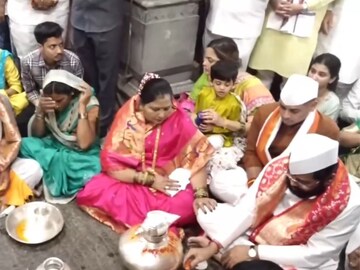 मुख्यमंत्री एकनाथ शिंदे यांच्या हस्ते सपत्नीक विठ्ठलाची शासकीय महापूजा संपन्न मुख्यमंत्री एकनाथ शिंदे यांच्या हस्ते सपत्नीक विठ्ठलाची शासकीय महापूजा संपन्न