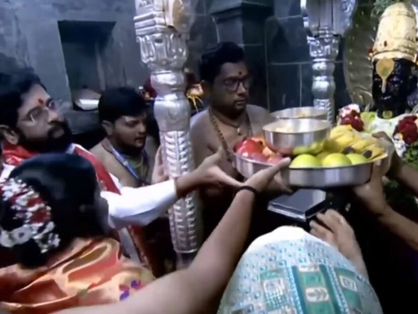 यावेळी नाशिक जिल्ह्यातील सटाणा तालुक्यातील अंबासन येथील बाळू शंकर अहिरे आणि आशा बाळू अहिरे या वारकरी दाम्पत्याला मुख्यमंत्री एकनाथ शिंदे यांच्या सोबत शासकीय महापूजेला उपस्थित राहण्याचा मान मिळाला.‌