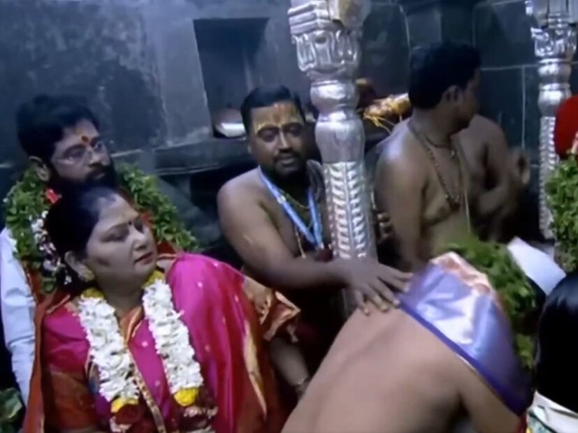 अवघा रंग एक झाला... रंगि रंगला श्रीरंग ||मुख्यमंत्री एकनाथ शिंदे यांच्या हस्ते झालेल्या महापूजेनंतर पांडुरंगाचं गोजिरं-सावळं रुप समोर आलंय... न्यूज18 लोकमतच्या माध्यमातून थेट गाभाऱ्यातून तुम्हाला विठ्ठलाचं दर्शन घेता येणारेय.. गुलाबी आणि हिरव्या रंगातील वस्त्र, गळ्यात फुलांची माळ, भाळी गोपीचंदन टिळा... असं हे विठुरायाचं हे मनमोहक रुप इतकंच पाहण्याची आस आज सगळ्यांच्या मनी आहे...