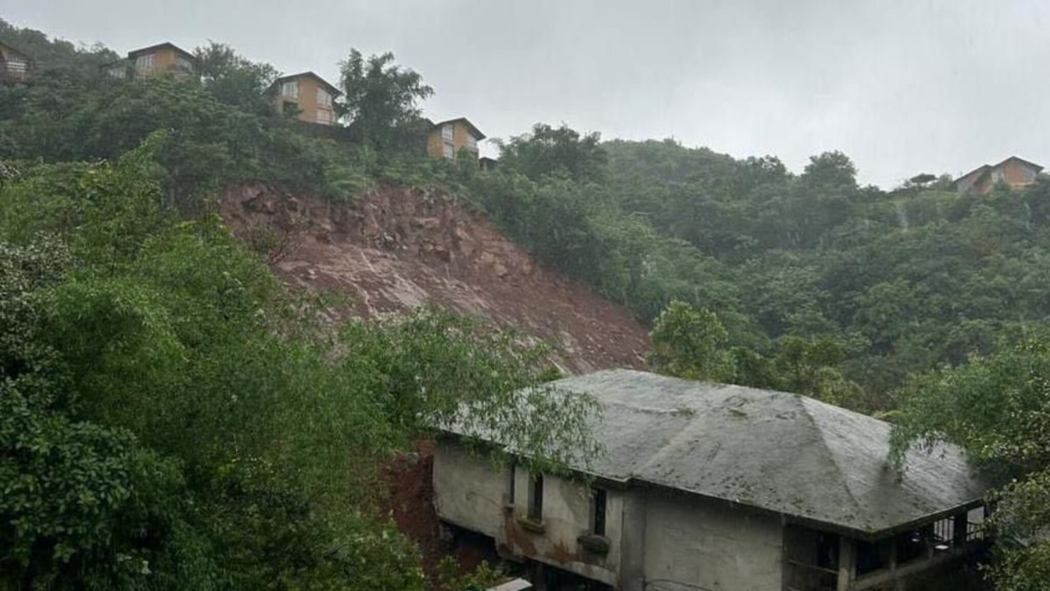 Pune Rain: लवासामध्ये रात्रभर पाऊस धो-धो कोसळला; टेकडीवरील बंगला थेट रस्त्यावर आला!