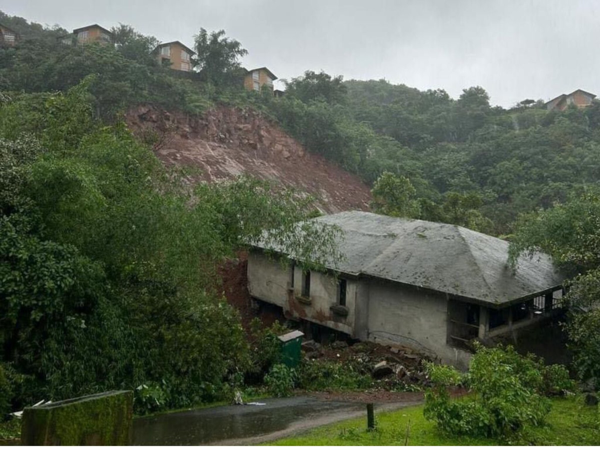 Pune Rain: लवासामध्ये रात्रभर पाऊस धो-धो कोसळला; टेकडीवरील बंगला थेट रस्त्यावर आला!