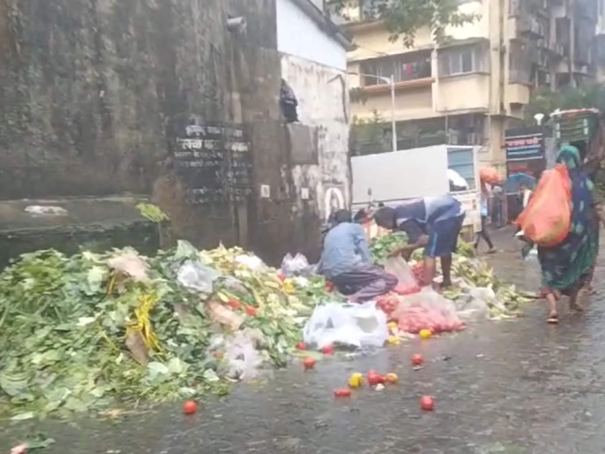 तुम्ही जे टोमॅटो खाताय ते कचऱ्यातून तर आले नाही ना? मुंबईतला VIDEO व्हायरल