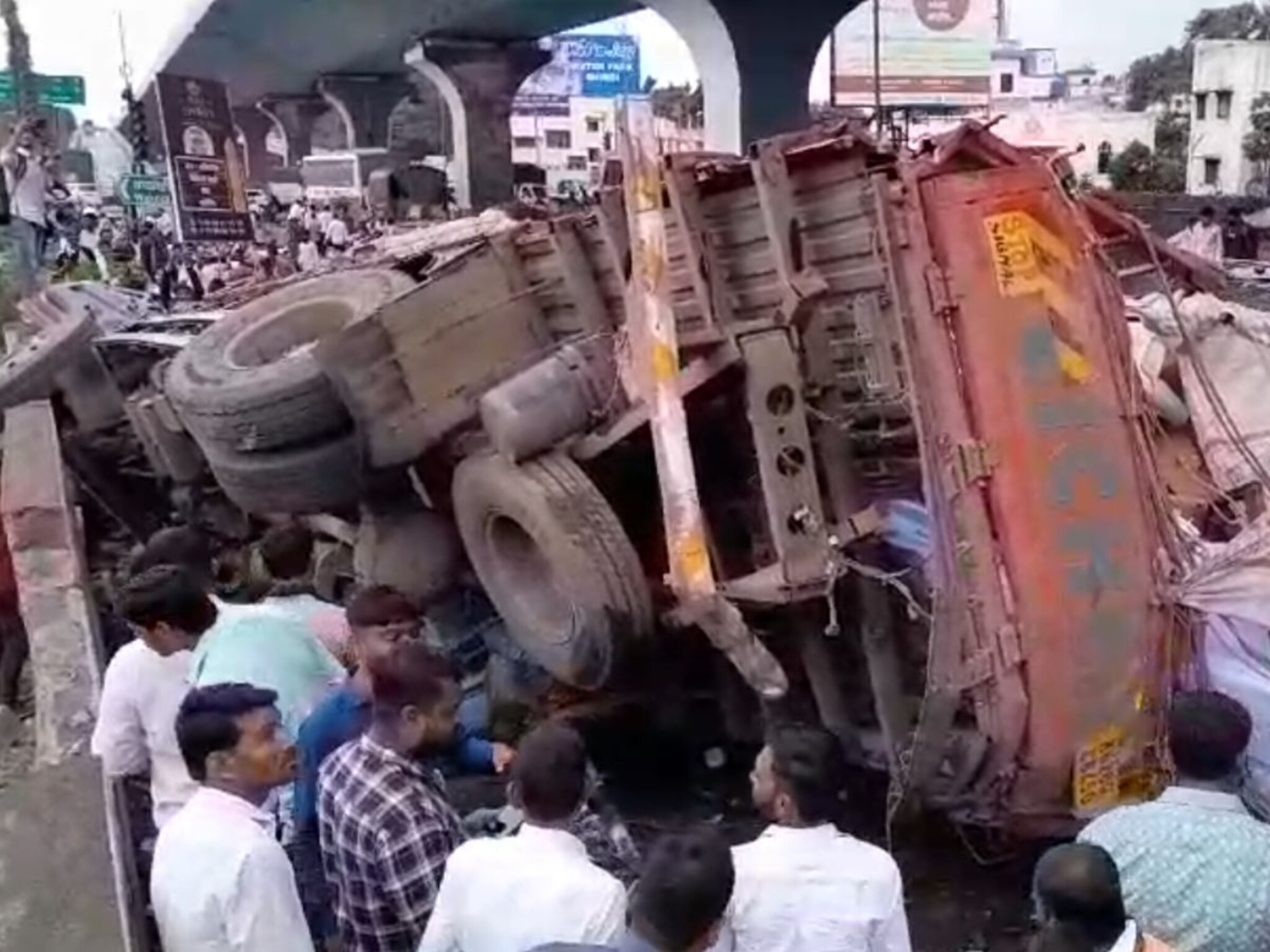 Accident: ...आणि उड्डाण पुलावरून ट्रक थेट खाली कोसळला; नगरचा थरकाप उडवणारा VIDEO