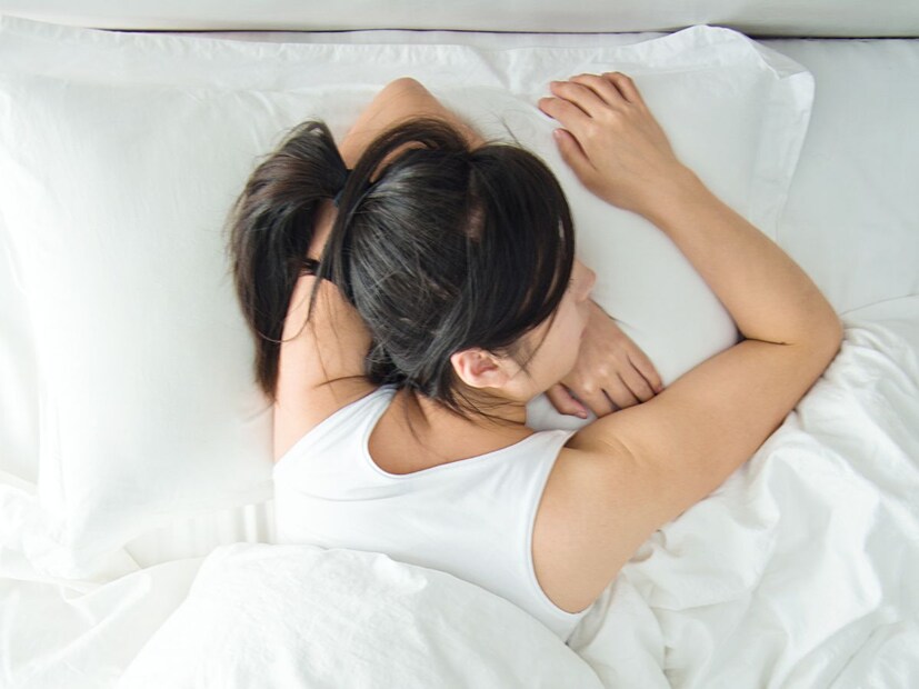 पोटावर झोपणेकाही लोकांना पोटावर झोपण्याची सवय असते. त्याशिवाय ते शांत झोपू शकत नाहीत. पोटावर झोपणे ही एक सामान्य स्थिती मानली जाते. ज्योतिषशास्त्रानुसार जे लोक पोटावर झोपतात ते सामाजिक आणि अतिशय मनमिळावू असतात. कामाच्या ताणामुळे हे लोक थोडे हतबल होतात. त्यांना स्वतःची टीका ऐकणे आणि इतरांवर टीका करणे आवडत नाही. हे लोक स्वतःला आतून असुरक्षित समजतात. पोटावर झोपण्याचे वैज्ञानिक कारण असे आहे की ते मानेच्या दुखापतींना प्रोत्साहन देते आणि गर्भवती महिलांसाठी हानिकारक असू शकते.