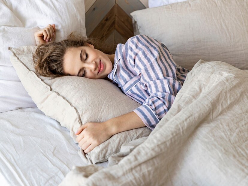 उशी घेऊन झोपणेउशी घेऊन झोपण्याची सवय महिलांमध्ये जास्त असते. जर त्यांच्याकडे उशी नसेल तर त्या त्यांच्या मानेखाली टेडी बेअर घेऊन झोपतील. अशा महिला आनंदी स्वभावाच्या असतात. त्या त्यांच्या नात्याला खूप महत्त्व देतात. त्यांना चांगले जीवन जगायला आवडते. त्या सर्व कामे स्वतः करतात. जोडीदार त्यांच्या सर्व गरजा हळूहळू पूर्ण करतो. त्या इतरांसाठीदेखील उपयुक्त आहेत. अशा लोकांना त्या ज्यांच्यावर प्रेम करतात त्यांची चांगली काळजी कशी घ्यावी हेदेखील माहिती असते. हे गुण स्त्री आणि पुरुष दोघांनाही सारखेच लागू होतात. 