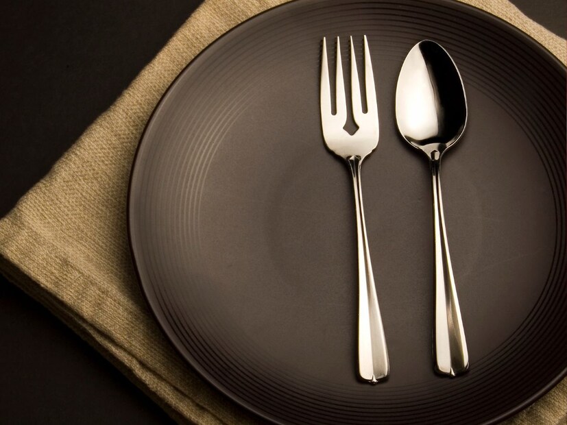 ताट स्वच्छ कराअन्न घेण्यापूर्वी नेहमी भांडी किंवा प्लेट व्यवस्थित स्वच्छ करा. जर त्यामध्ये पाण्याचे थेंब असतील तर ते अन्न देण्यापूर्वी पूर्णपणे स्वच्छ केले पाहिजेत. असे केल्याने अन्नपूर्णा माता प्रसन्न होते.