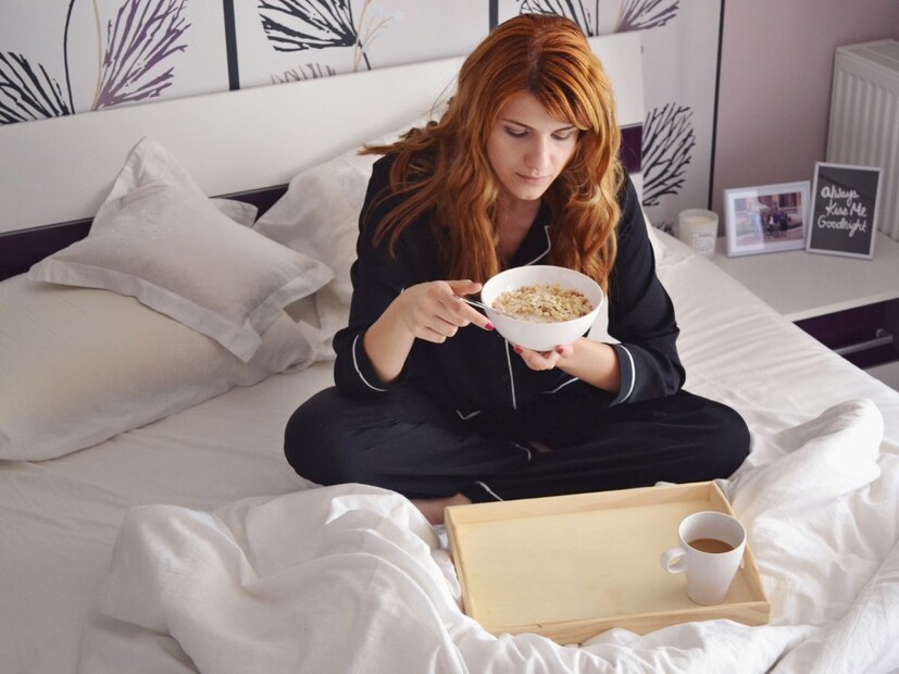 बेडवर बसू नकातुम्ही अन्न कुठे खाता हे महत्त्वाचे आहे. अशा स्थितीत हे लक्षात ठेवा की, तुम्ही कधीही खाटेवर अन्न घेऊन बसू नका. वास्तुशास्त्राच्या नियमांनुसार आपण ज्या ठिकाणी झोपतो त्या ठिकाणी अन्न खाऊ नये. यामुळे नकारात्मक ऊर्जा येते आणि तुम्ही अनेक आजारांना बळी पडू शकता. 