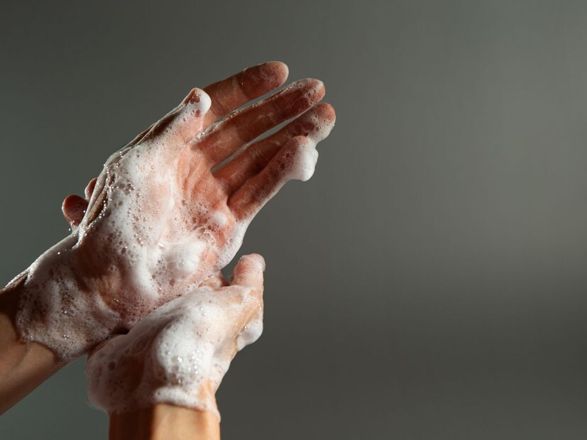 ताटात हात धुवू नयेतज्या ताटातून आपण अन्न खातो ते कधीही धुवू नये. वास्तुशास्त्रानुसार असे केल्याने माता अन्नपूर्णा कोपतात. तसेच असे केल्याने देवी लक्ष्मी सुद्धा तुमच्या घरात वास करत नाही. अशा परिस्थितीत तुम्हाला अनेक प्रकारच्या समस्यांना सामोरे जावे लागू शकते.