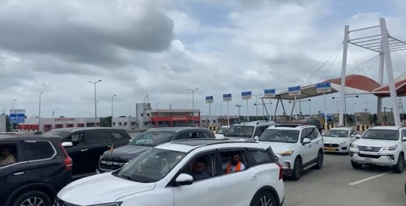 आज पहिल्या दिवशी हिंगोली येथे रॅली आणि सभा होणार आहे. या सभेसाठी जरांगे पाटील यांचं हिंगोलीमध्ये आगमन झालं आहे, शहरात मनोज जरांगे पाटील यांचं भव्य असं स्वागत करण्यात आलं. 