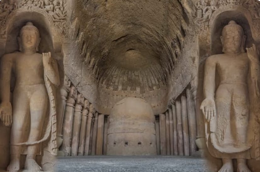 कान्हेरी लेणी : मुंबईतील संजय गांधी राष्ट्रीय उद्यानात ही लेणी आहे. इथं बौद्ध काळातील कला संस्कृतीचं दर्शन घडतं. बौद्ध धर्म प्रसारकांचं हे मोठं ध्यान केंद्र असल्यानं प्रचंड मोठ्या संख्येनं लेणी घडवलेली आहे. काळ्याकुट्ट दगडापासून ही लेणी कोरलेली आहे. त्यामुळे इथली शिल्प अप्रतिम दिसतात. महायान कालखंडात खोदलेली ही शिल्प आहेत. सकाळी 9 वाजल्यापासून संध्याकाळी 5 वाजेपर्यंत ही लेणी प्रवेशासाठी सुरू असते. 