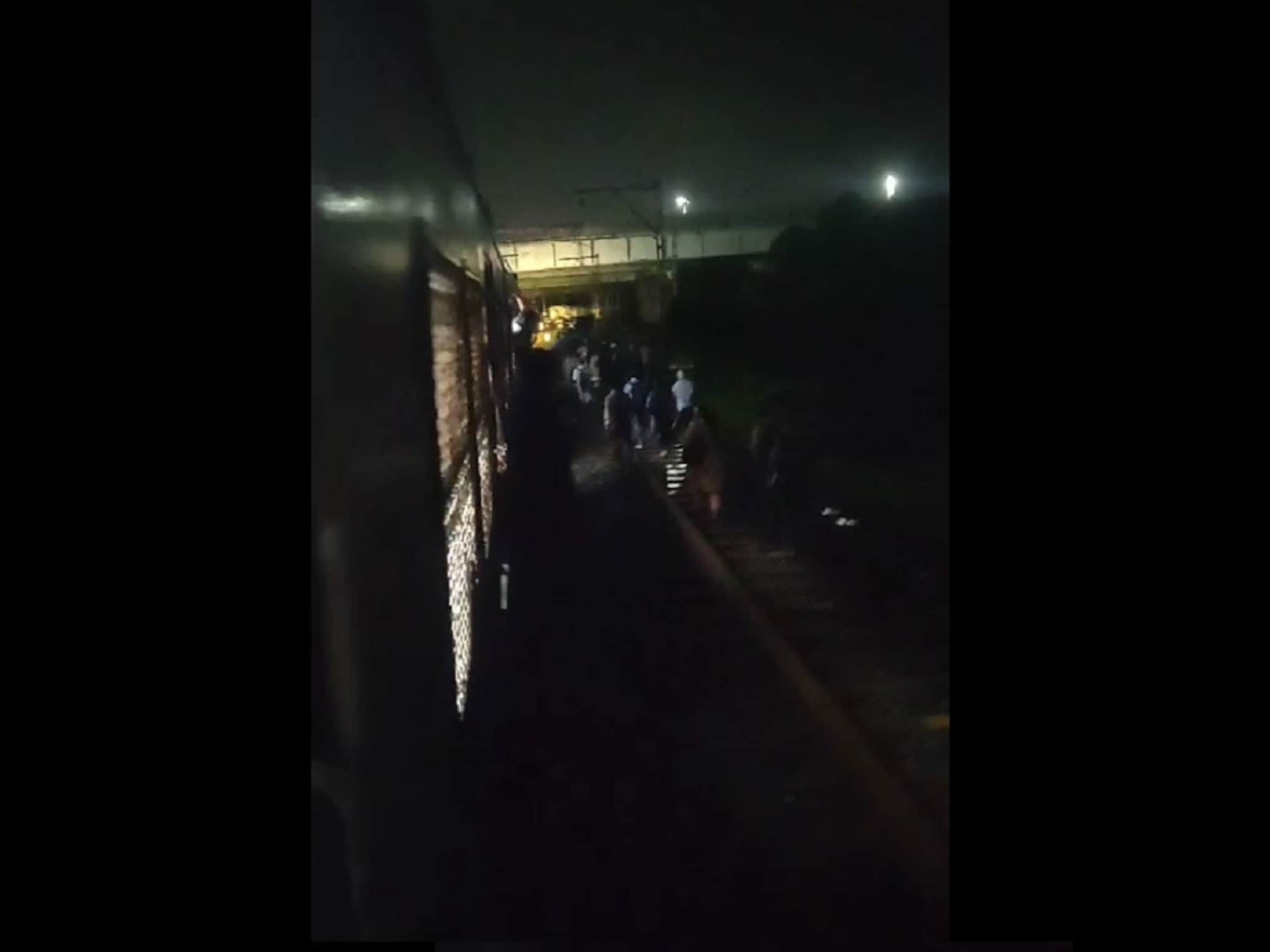 Mumbai Local Train: मुसळधार पावसात मध्य रेल्वे खोळंबली; लोक ट्रॅकवरून चालत घराकडे