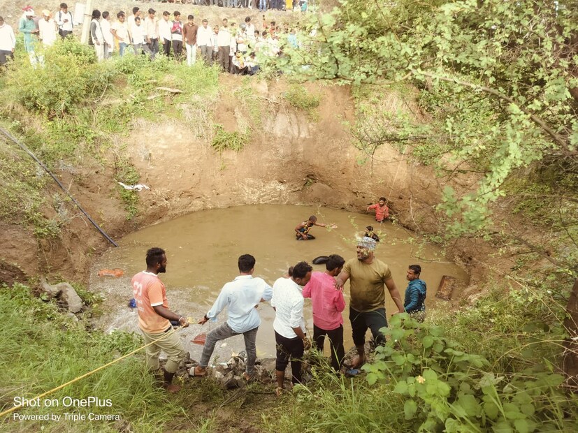 दुचाकीला वाचवताना टॅक्सी थेट विहिरीत कोसळली. यात 12 प्रवासी होते जे की पंढरपूर याठिकाणाहून परतत होते. 