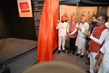 PHOTOS: अभिमानानं ऊर भरून यावा असा क्षण..! शिवरायांच्या वाघनखांची पहिली झलक