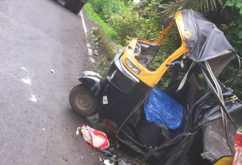 डहाणूतील वांगर्जे येथून संगीता सुभाष डोकफोडे ही विद्यार्थीनी सूर्यानगर येथे रिक्षाने शाळेत जात होती. वरोती जवळ चालकाचं रिक्षावरील नियंत्रण सुटल्याने रिक्षा रस्त्याकडेला घसरली.