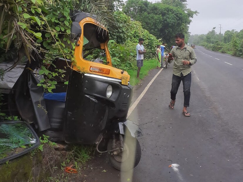 अपघातातील जखमींवर सध्या कासा उपजिल्हा रुग्णालय येथे उपचार सुरू करण्यात आले आहेत. दरम्यान डहाणू जव्हार मार्गावर सध्या खड्ड्यांचं साम्राज्य वाढलेल असून यामुळेच हा अपघात झाल्याच प्रत्यक्षदर्शीकडून सांगण्यात आलं.