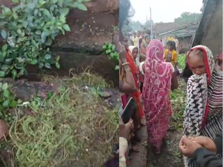 नाल्यामध्ये एक नवजात बाळ आढळलं नाल्यामध्ये एक नवजात बाळ आढळलं