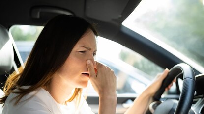 पावसाळ्यात कारच्या केबिनमधून येते दुर्गंधी? 5 सोप्या टिप्स वापरा, कारमध्ये दरवळेल सुगंध पावसाळ्यात कारच्या केबिनमधून येते दुर्गंधी? 5 सोप्या टिप्स वापरा, कारमध्ये दरवळेल सुगंध