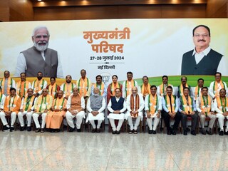 फडणवीसांसाठी भाजपने प्रोटोकॉल तोडला, मोदी-शाहांनी नेमका कोणता संदेश दिला?