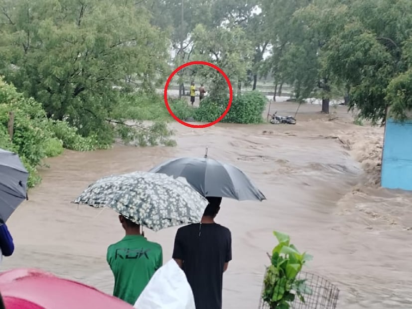 बुलढाण्यातील गारडगावला पुराच्या पाण्याने वेढले आहे. शेतात गेलेले बाप-लेक पुराच्या पाण्यात अडकले आहेत. त्यांना बाहेर काढण्यासाठी प्रशासनाकडून प्रयत्न केले जात आहेत.