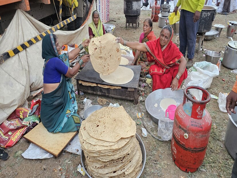 या जम्बो चपात्या पाहण्यासाठी आणि फोटो काढण्यासाठी अनेकजण गर्दी करत होतो. वर्षानुवर्षे वारीमध्ये परभणीच्या दिंड्या असतात आणि फक्त परभणीच्या महिलाच अशा प्रकारच्या चपात्या बनवतात.