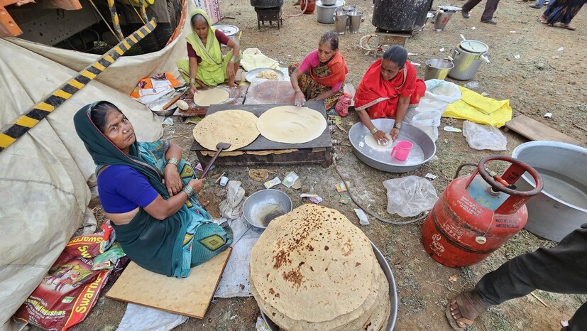 रोजच्या जेवणासाठी त्यांच्याकडे 300 ते 400 वारकरी आहेत. त्यांना जेवणासाठी किमान 200 चपात्या लागतात..पीठ अंदाजे 50 किलो लागते. या चपात्या बनवण्यासाठी महिला घेत असलेले कष्ट आणि त्यांचे वेगळेपण पाहण्यासारखं आहे.